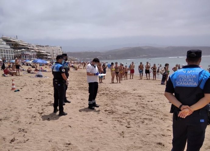 Un hombre de 83 años fallece en la playa de Las Canteras al sufrir un infarto