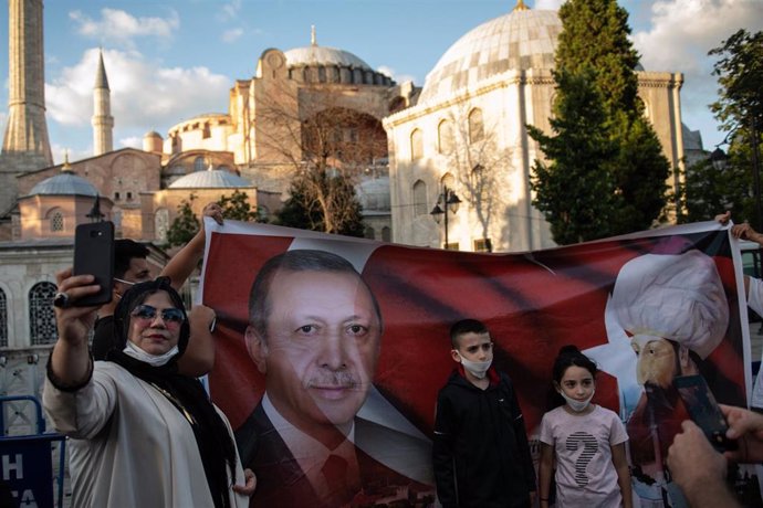 Celebración de la reconversión de la antigua basílica de Santa Sofía de Estambul en mezquita con una bandera de Erdogan y del sultán Mehmed II