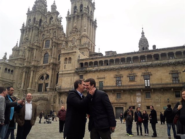 Alberto Núñez Feijóo, presidente de la Xunta y Pablo Casado, líder del PP, se saludan en la Praza do Obradoiro ante la Catedral de Santiago