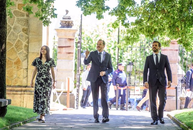 La presidenta de Ciudadanos, Inés Arrimadas, el candidato a lehendakari de PP+Cs, Carlos Itúrgaiz, y el presidente del Partido Popular, Pablo Casado, en un acto electoral en Guernica (Vizcaya).