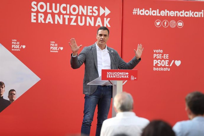 O presidente do Goberno, Pedro Sánchez, durante a súa intervención un acto na Praza dos Foros de Vitoria para apoiar á candidata a lehendakari do PSE-EE, Idoia Mendia, Vitoria-Gasteiz, Álava, País Vasco (España), a 9 de xullo de 2020.