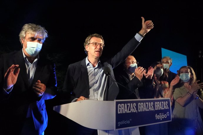 El presidente de la Xunta y candidato a la reelección por el PP, Alberto Núñez Feijóo, celebra su victoria en las elecciones gallegas durante la noche electoral del 12J en Santiago de Compostela, A Coruña, Galicia (España) a 12 de julio de 2020.