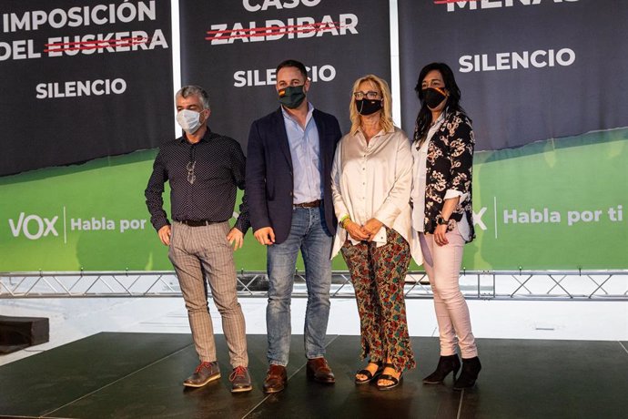 El presidente de Vox, Santiago Abascal, junto a Niko Gutiérrez, María Pérez y Amaya Martínez, candidatos a las elecciones autonómicas vascas del 12 de julio de 2020, en un acto en Vitoria (Álava).