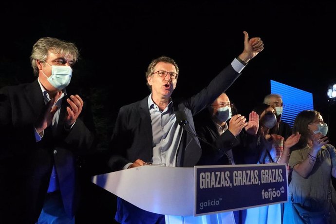 El presidente de la Xunta y candidato a la reelección por el PP, Alberto Núñez Feijóo, celebra su victoria en las elecciones gallegas durante la noche electoral.