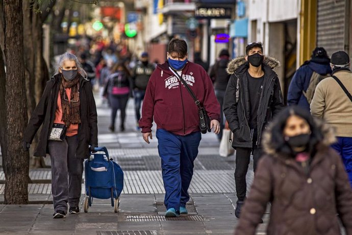 Varias personas con mascarilla por el coronavirus en Argentina. 