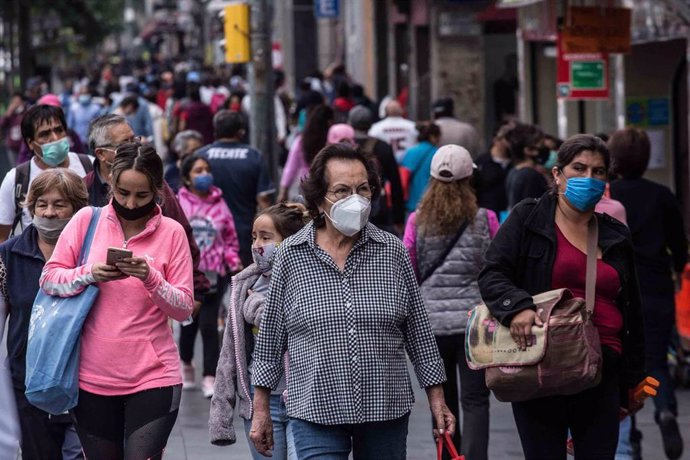Varias personas pasean por la calle en México pese al coronavirus. 