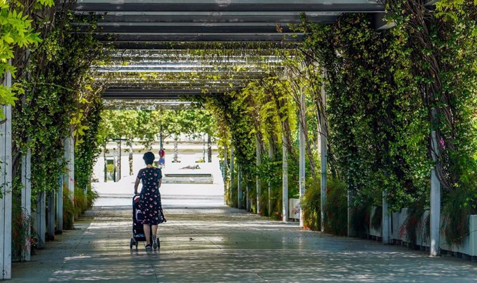 Una madre pasea con su carrito de bebe por los jardines del Cristina, un día antes de poder salir a practicar deporte y pasear por las calles y parques de Sevilla a 1 de mayo del 2020