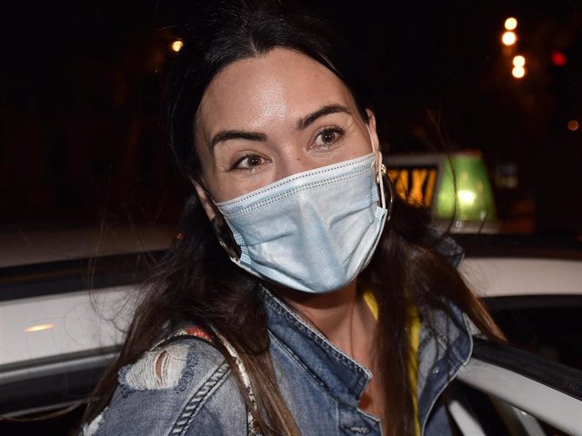 Vania Millán, con la mascarilla reglamentaria, durante una cena con amigas en la capital