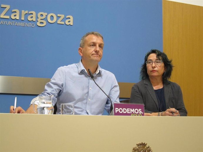 Fernando Rivarés y Amparo Bella, del grupo de Podemos-Equo en el Ayuntamiento de Zaragoza.