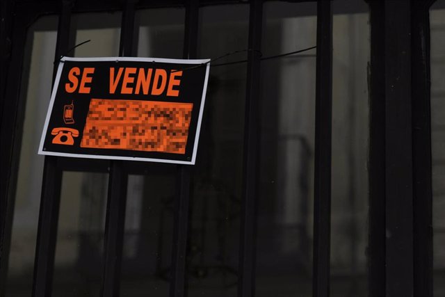 Cartel colgado en un edificio que indica que el inmueble está en venta durante el día 40 de confinamiento por la crisis del Covid-19. En Madrid, (España), a 23 de abril de 2020.