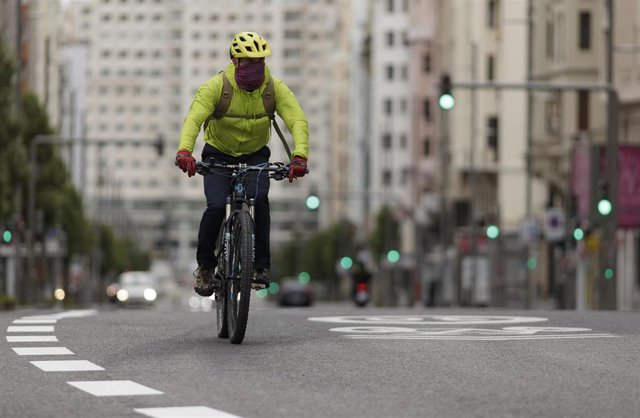 Un hombre monta en bicicleta por la Gran Vía de Madrid durante el día 59 del estado de alarma por la pandemia del Covid-19, en Madrid (España) a 12 de mayo de 2020.