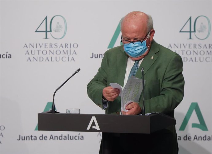 El consejero de Salud y Familias, Jesús Aguirre durante la rueda de prensa posterior al Consejo de Gobierno de la Junta de Andalucía. Foto de archivo