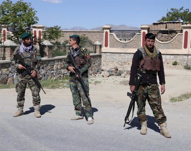 Miembros de las fuerzas de seguridad afganas en Ghazni