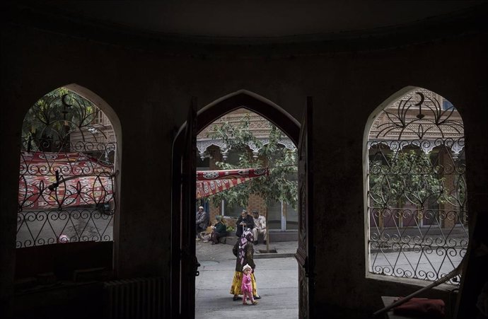 Una mujer uigur pasea en Kashgar, Xinjiang