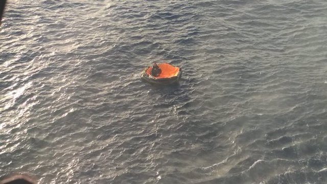 Rescatado de una balsa salvavidas tras hundirse su velero entre el Cabo de Gata y Carboneras (Almería)