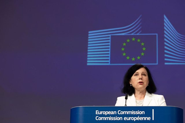 Vera Jourova, vicepresidenta de la Comisión Europea, en rueda de prensa en Bruselas
