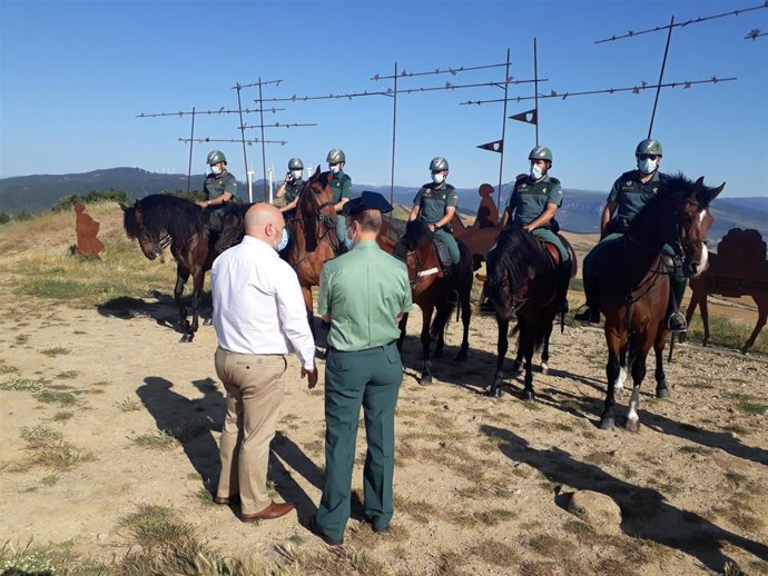 El delegado del Gobierno en Navarra, José Luis Arasti, en el Alto de El Perdón con el Escuadrón de Caballería que vigila el Camino de Santiago en Navarra.