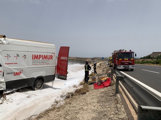 Imágenes del accidente en la Autovía del Noroeste en el que ha fallecido un hombre y otro ha resultado herido grave