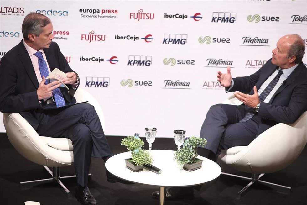 El director de Europa Press, Javier García Vila (i), entrevista al ministro de Justicia, Juan Carlos Campo (d), durante uno de los Desayunos Informativos de Europa Press, en Madrid, (España), a 13 de julio de 2020.