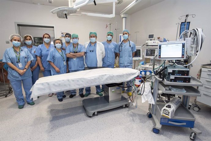 Equipo del Hospital Virgen de las Nieves que ha operado un tumor de tráquea con asistencia circulatoria mecánica
