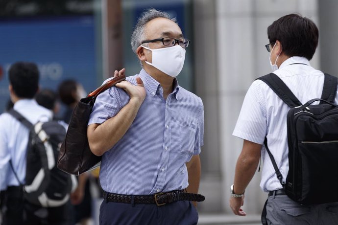 Un hombre con mascarilla en Tokio