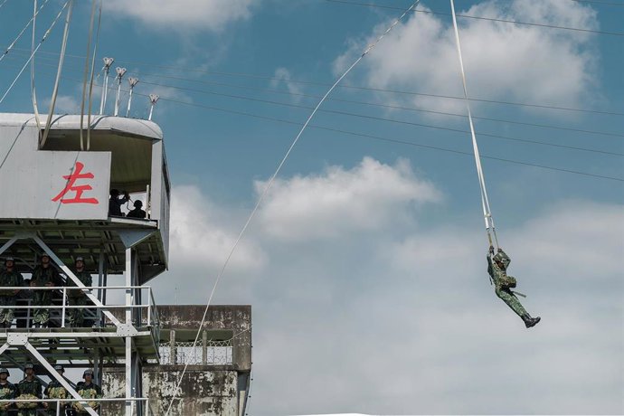 Un paracaidista del Ejército de Taiwán durante un ejercicio de entrenamiento. 
