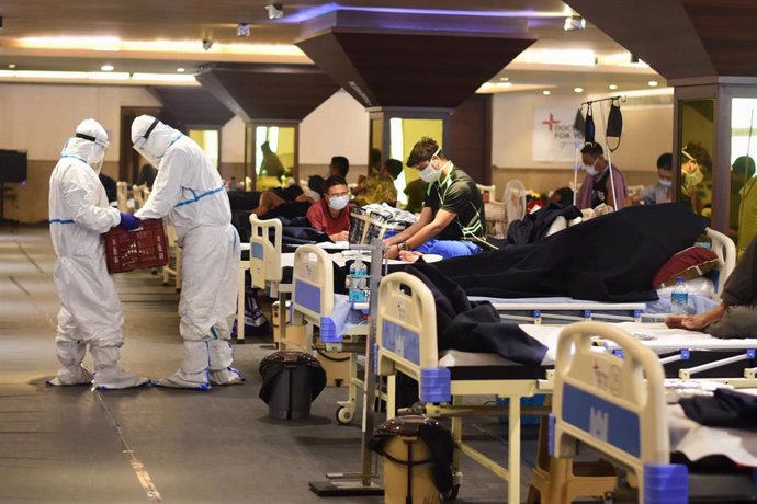 Trabajadores sanitarios atienden a pacientes con coronavirus en un centro de cuarentena en Nueva Delhi