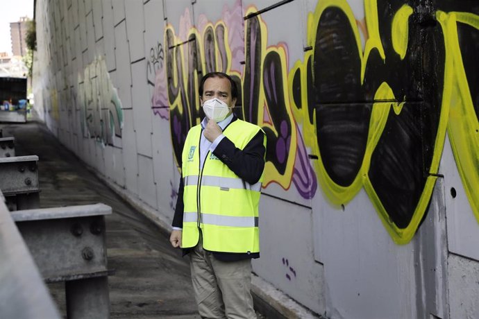 El delegado del Área de Medio Ambiente y Movilidad, Borja Carabante, durante el comienzo de la campaña de limpieza de grafitis en Calle 30, trabajos que durarán dos meses y que supondrán la eliminación de 30.000 m2 de pinturas vandálicas.