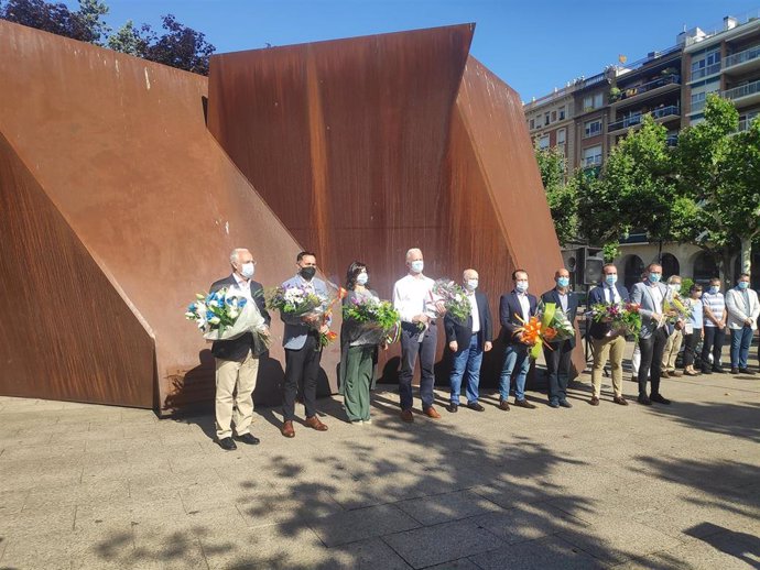 El Equipo de Gobierno del Ayuntamiento de Logroño se ha congregado este lunes junto a la Escultura en Memoria a la Víctimas del Terrorismo con motivo del aniversario de la muerte de Miguel Ángel Blanco.