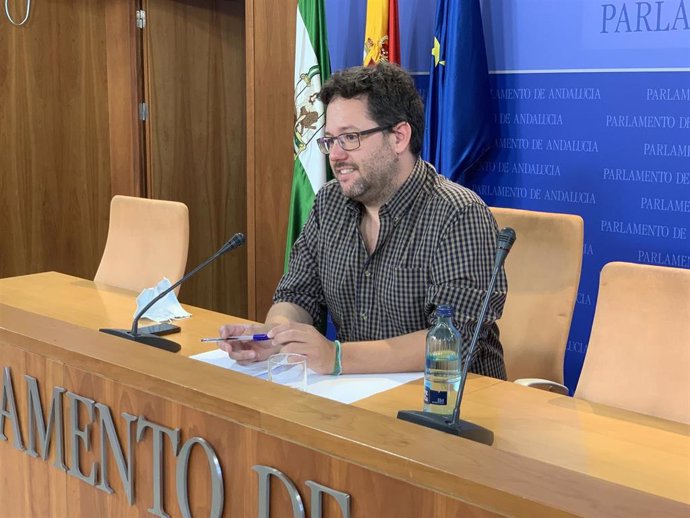 El portavoz adjunto del grupo parlamentario de Adelante Andalucía, José Ignacio García, en rueda de prensa