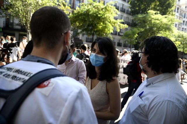 La portavoz de Podemos, Isa Serra,  durante una manifestación de médicos internos residentes (MIR) de la Comunidad de Madrid
