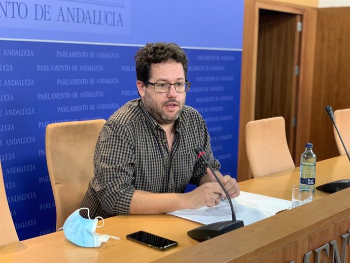 El portavoz adjunto de Adelante Andalucía, José Ignacio García, en rueda de prensa