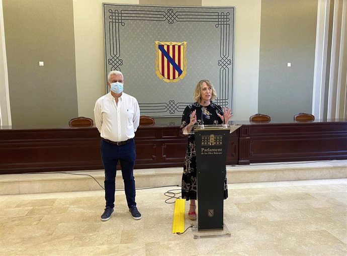 La portavoz de El PI en el Parlament, Lina Pons, y el diputado Josep Meli.