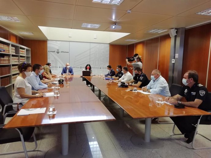 La consellera Isabel Castro con el presidente  Vicent Marí y alcaldes de Ibiza
