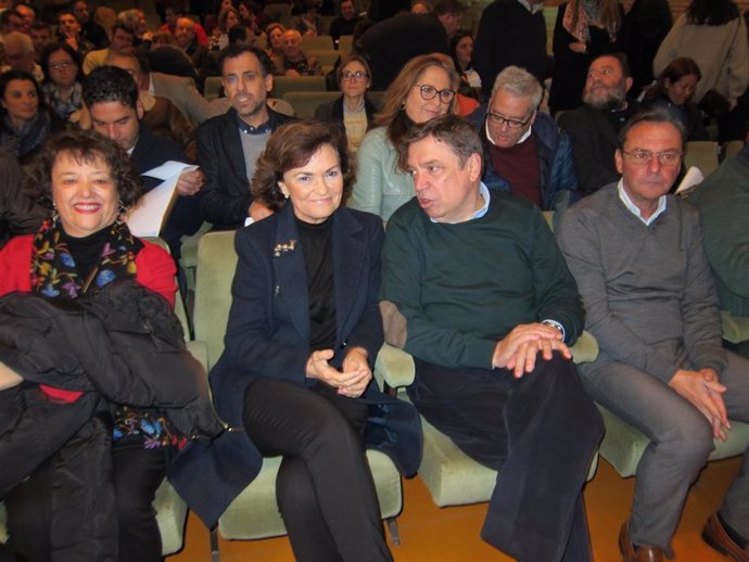 Luis Planas habla con Carmen Calvo al inicio de un Comité Provincial del PSOE de Córdoba, al que asistió.