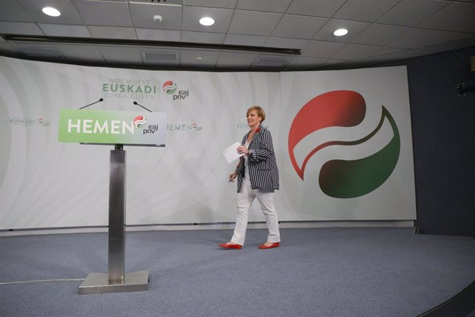 La presidenta del PNV en Vizcaya, Itxaso Atutxa, ofrece declaraciones a los medios de comunicación en Sabin Etxea, sede del Partido Nacionalista Vasco, en unas anteriores elecciones