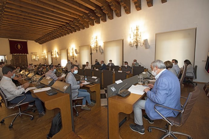 Celebración de un Pleno extraordinario en la Diputación de Cáceres