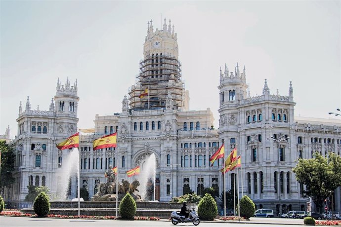 Fotos de recurso de algunos de los lugares más reconocidos de Madrid: Gran Vía, la Puerta del Sol, Cibeles, la Fiscalía General del Estado, la Asamblea de Madrid y el Centro Cultural de la Villa