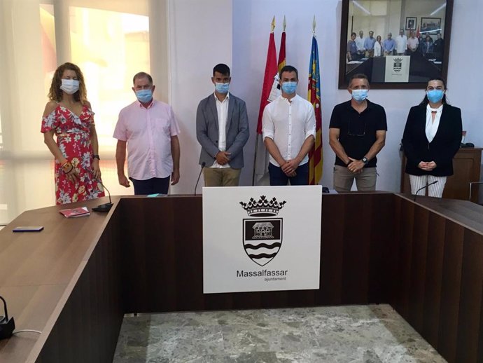 El nuevo equipo de gobierno del Ayuntamiento de Massalfassar, tras prosperar la moción de censura contra Compromís