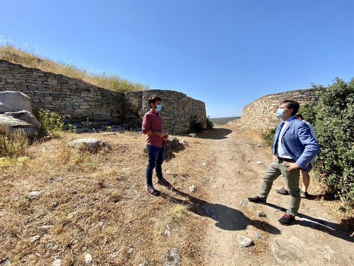 El diputado de Turismo y el responsable de la empresa de visitas guiadas.