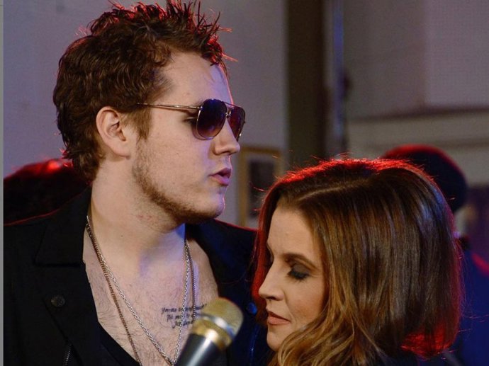 Imagen de archivo de Lisa Marie Presley con su hijo Benhamin Keough