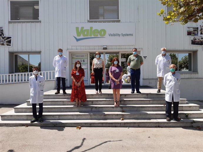 Visita de la delegada del Gobierno de España en Andalucía, Sandra García, a la planta de Valeo Iluminación