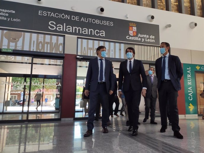 El alcalde de Salamanca (i), el consejero de Fomento y Medio Ambiente (c) y el director general del Grupo Avanza (d) en la estación de autobuses de Salamanca.