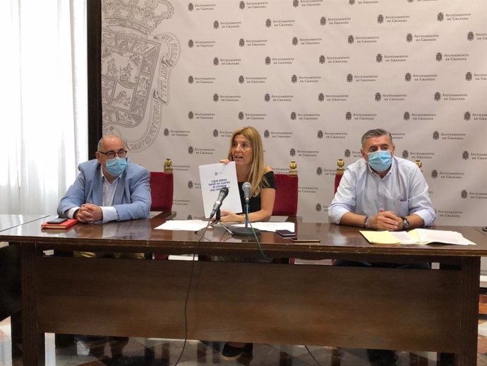 La concejal de Consumo de Granada, Eva Martín, informa de una campaña de inspección vinculada a las mascarillas.