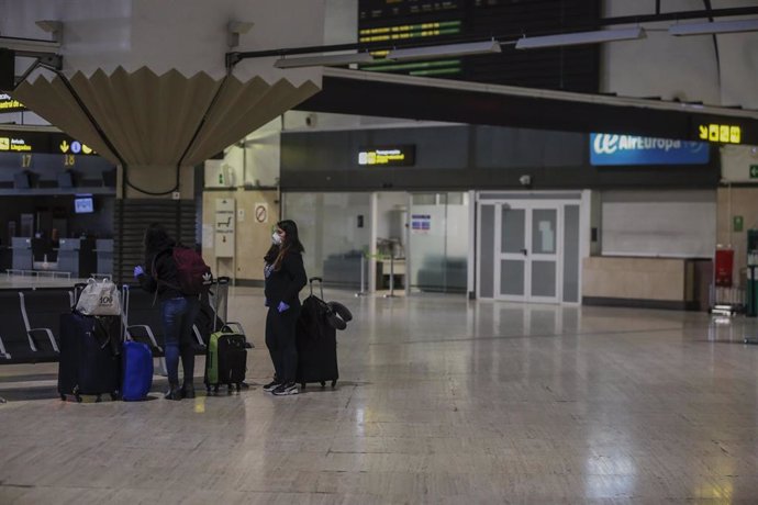 Dos pasajeras en la zona terminal de embarque del aeropuerto de Sevilla-San Pablo, habilitado este lunes como punto de entrada a España con capacidad de atención a emergencias de salud pública de importancia internacional. En Sevilla (Andalucía, España)