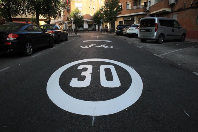 Imagen de una señal de prohibido circular a más de 30 kilómetros por hora en la localidad de Getafe.