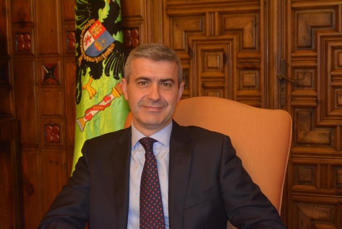 (Nota De Prensa, Fotografía Y Carta) Álvaro Gutiérrez Contra Las Ocupaciones Ilegales