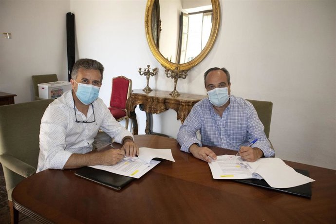El presidente del Instituto Provincial de Bienestar Social (IPBS) de la Diputación de Córdoba, Francisco Ángel Sánchez (izda.), firma el acuerdo con el representante de la Fundación Don Bosco