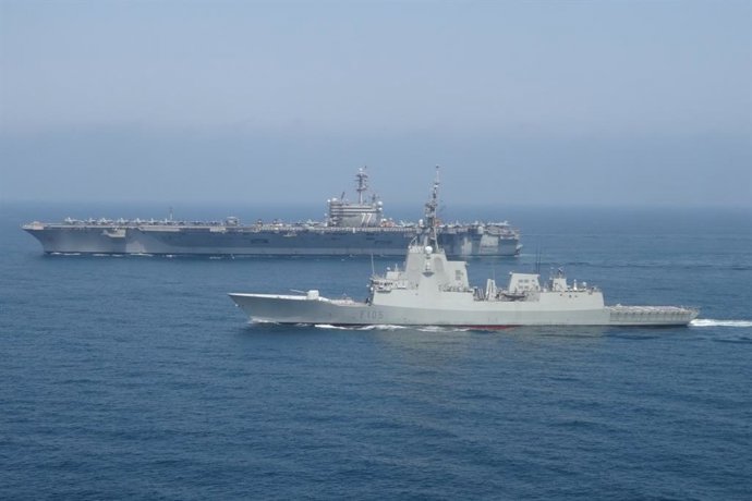 Imagen de archivo de una fragata realizando un ejercicio con un portaaviones estadounidense.