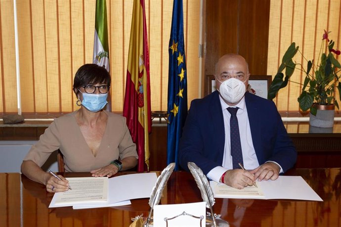 El presidente de la Diputación de Córdoba, Antonio Ruiz, y la directora general de la Guardia Civil, María Gámez, firman el acuerdo